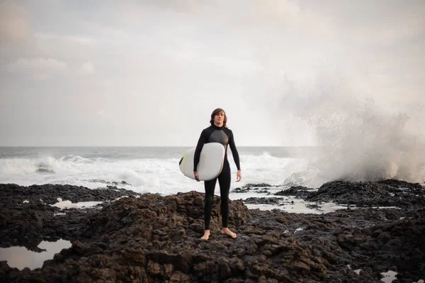 Homme Debout Avec Surf Blanc Dans Les Mains Sur Plage — Photo