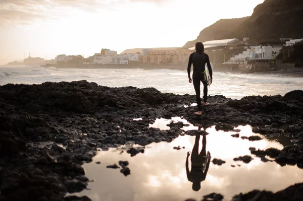 Rear Melihat Pria Berambut Cokelat Berdiri Dengan Surfing Tangannya Pantai — Stok Foto