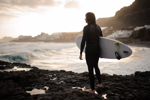 Vue Arrière Brunette Garçon Debout Avec Surf Dans Ses Mains — Photo