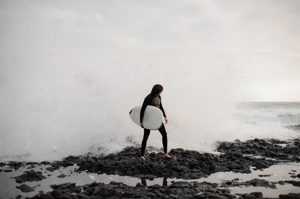 Brunette Homme Debout Avec Surf Dans Ses Mains Sur Plage — Photo