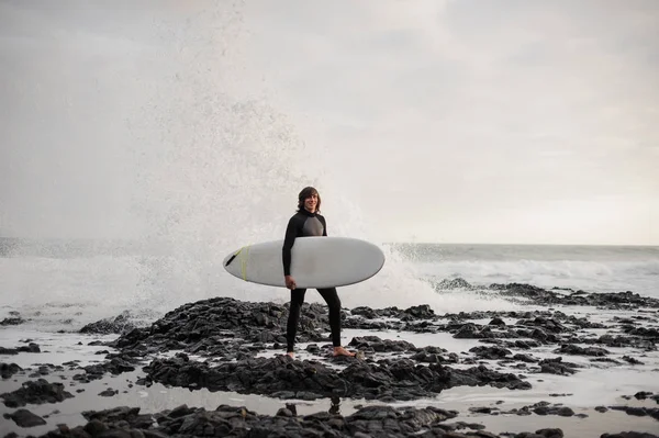 Brunette Garçon Debout Avec Surf Dans Ses Mains Sur Plage — Photo