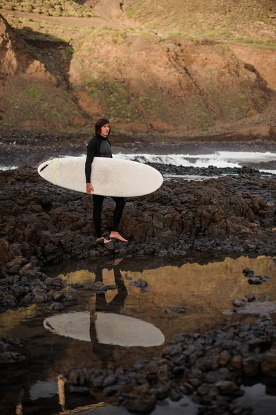 Brunette Gars Debout Avec Surf Dans Ses Mains Sur Plage — Photo