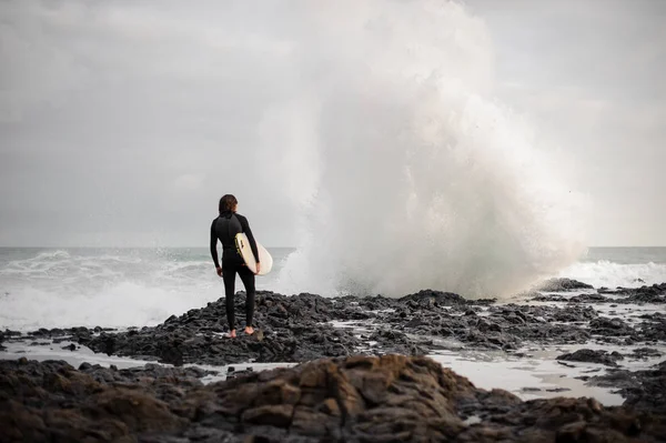 Vue Arrière Brunette Mec Debout Avec Surf Dans Ses Mains — Photo