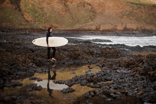 Brunette Garçon Debout Avec Surf Dans Ses Mains Sur Plage — Photo