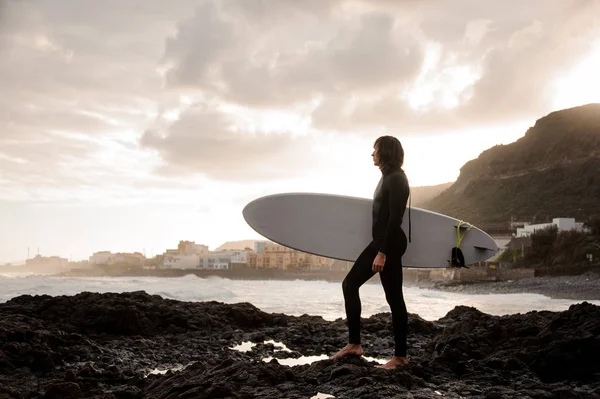 Fort Homme Brune Debout Dans Maillot Bain Noir Avec Surf — Photo