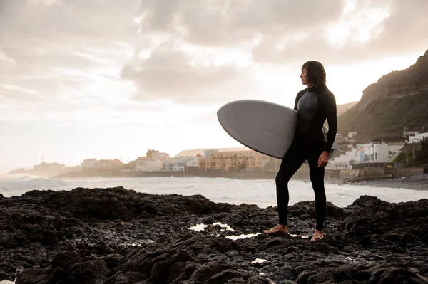 Brune Forte Garçon Debout Dans Maillot Bain Noir Avec Surf — Photo