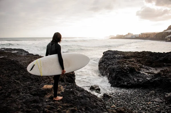 Morena Homem Maiô Preto Com Surf Branco Suas Mãos Praia — Fotografia de Stock