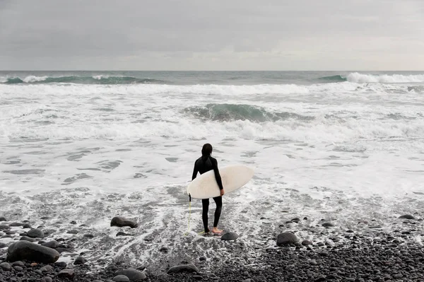 Μελαχρινή Άνδρας Μαύρο Μαγιό Ένα Λευκό Surf Στα Χέρια Του — Φωτογραφία Αρχείου