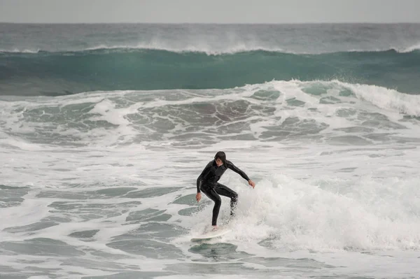 Brunette Guy Black Swimsuit Riding White Surf Stormy Sea — Stock Photo, Image