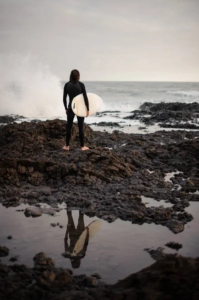 Vue Arrière Brunette Homme Debout Avec Surf Dans Ses Mains — Photo