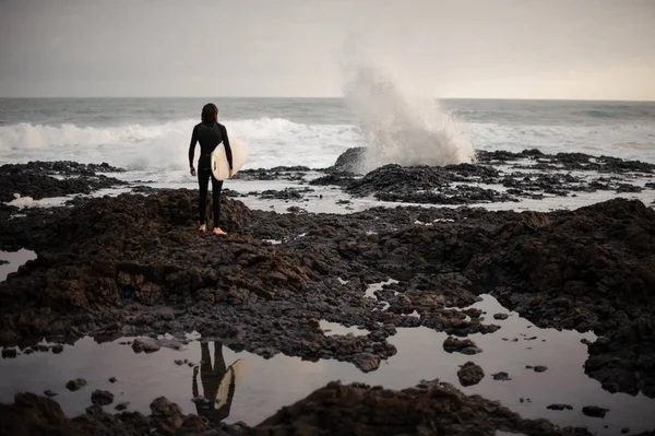 Rear Melihat Anak Berambut Cokelat Berdiri Dengan Surfing Tangannya Pantai — Stok Foto