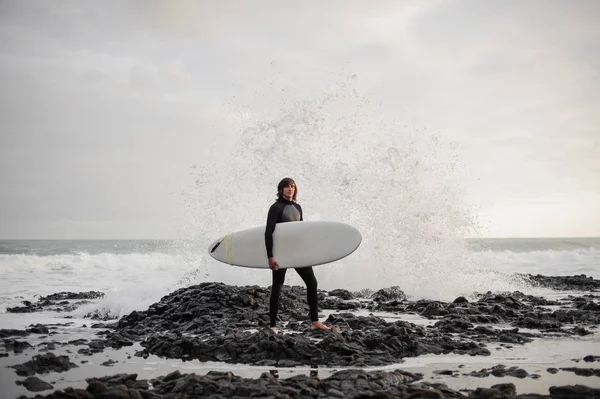 Brunette Gars Debout Avec Surf Dans Ses Mains Sur Plage — Photo