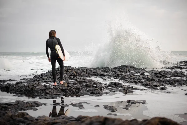 Brünetter Typ Der Mit Einer Brandung Der Hand Felsstrand Steht — Stockfoto