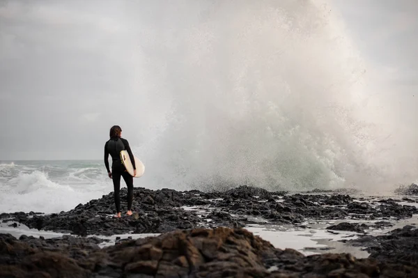 Vue Dos Brunette Garçon Debout Avec Surf Dans Ses Mains — Photo
