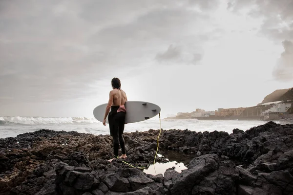 Visão Traseira Morena Homem Maiô Preto Com Tronco Com Surfe — Fotografia de Stock