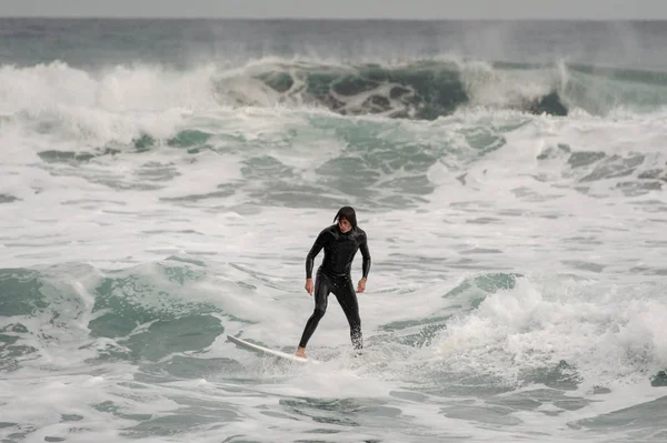 Morena Chico Negro Traje Baño Profesionalmente Cabalgando Blanco Surf Tormentoso — Foto de Stock
