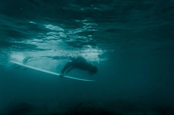 Çocuk Açık Mavi Okyanus Dalgası Altında Bir Beyaz Sörf Tahtası — Stok fotoğraf