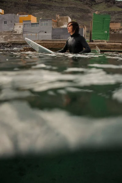 Bruna Ragazzo Costume Bagno Nero Con Surf Bianco Acqua Sul — Foto Stock