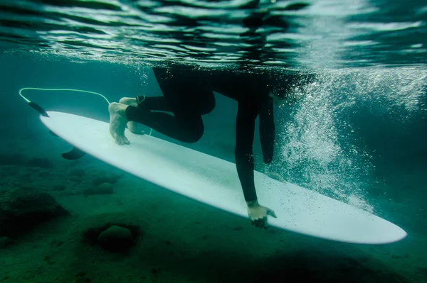 Brunette Homme Maillot Bain Noir Plonger Sous Vague Avec Surf — Photo