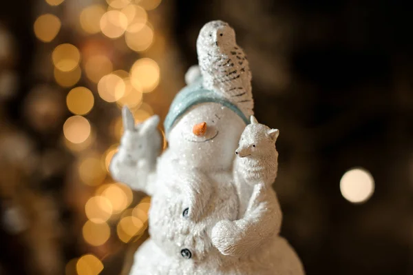 花輪に対して動物とかわいい雪だるまの形のかわいいクリスマスもみ木グッズ — ストック写真
