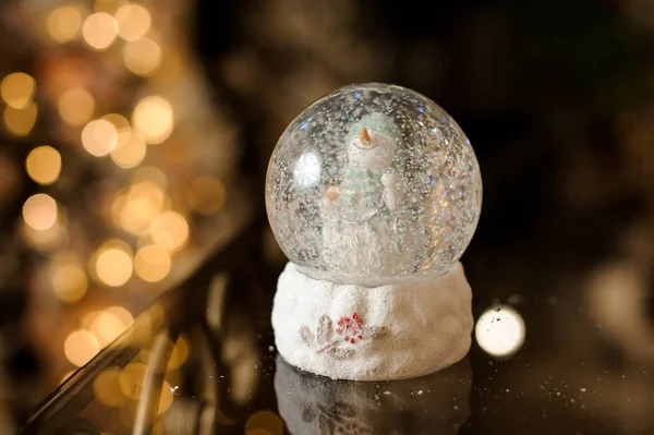 Bola Cristal Navidad Con Muñeco Nieve Lindo Con Nieve Blanca — Foto de Stock