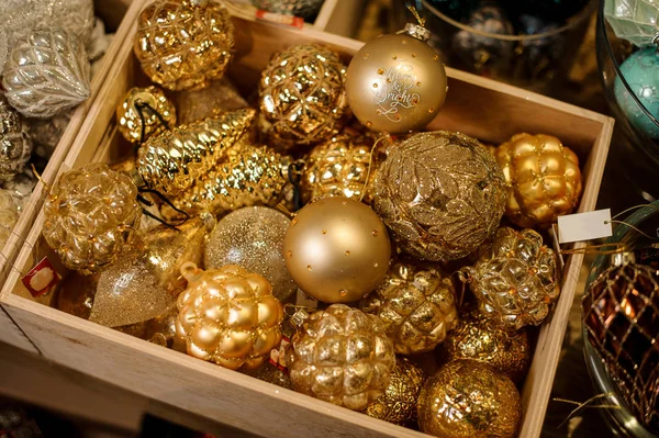美しいセットし 木製のボックスに配置された見掛け倒しで覆われてかがやくモミの木黄金色の装飾的なガラスのボール — ストック写真