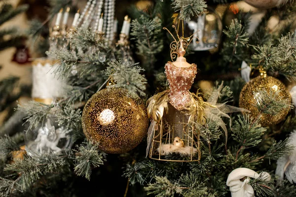 豊富なクリスマスのモミの木が黄金色のスタイリッシュなグッズ ボールとキャンドルで飾られた雪で覆われて — ストック写真