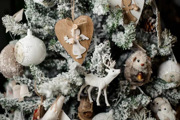 沢山のおもちゃで飾られたエレガントなクリスマス ツリー 見掛け倒しと雪で覆われた鹿 ボール 天使たちとさまざまな動物 — ストック写真