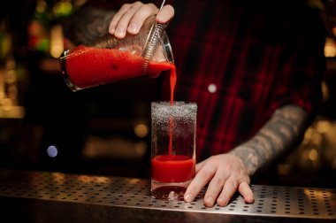 Taze tuzlu domates alkollü içecek bir bardak içine dökme barmen