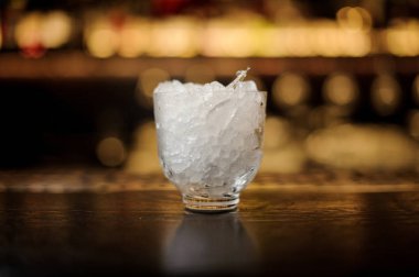 Düşük kokteyl cam buz küpleri üzerinde bar bar counter