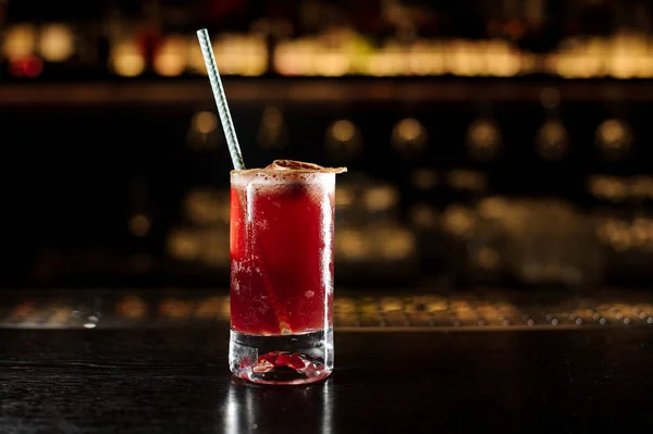 Bicchiere da cocktail ripieno di bibita alcolica fresca dolce e succosa al mirtillo sul bancone — Foto Stock