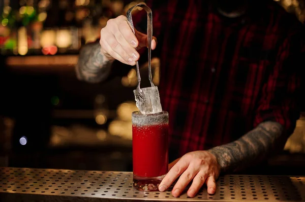 Barman poniendo un gran cubo de hielo en un cóctel de tomate Mary sangrienta — Foto de Stock