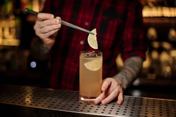 Barman décorer la limonade alcoolisée avec des tranches de citron — Photo