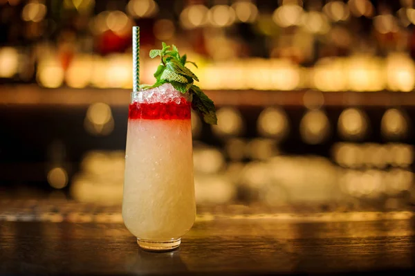 Bicchiere di colorato dolce tropicale succoso cocktail di ananas — Foto Stock