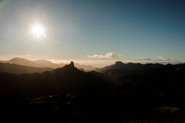 Gran Canaria, Spanien - 6 November 2018: Landskap av Roque Nublo berg under den klarblå himmel och skinande Sol — Stockfoto