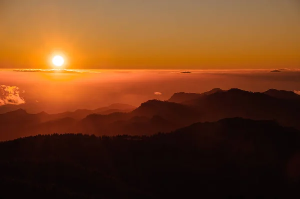 ГРАН-КАНАРИЯ, ИСПАНИЯ - 6 НОЯБРЯ 2018 г.: Красочный спуск с горы Роке-Нубло под небом в ярко-оранжевом тумане — стоковое фото