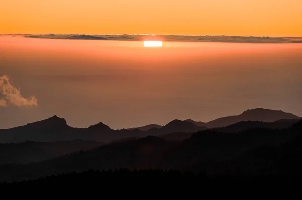 GRAN CANARIA, ESPAÑA - 6 DE NOVIEMBRE DE 2018: Vista matutina desde la montaña Roque Nublo entre densas nubes y brillante luz solar — Foto de Stock