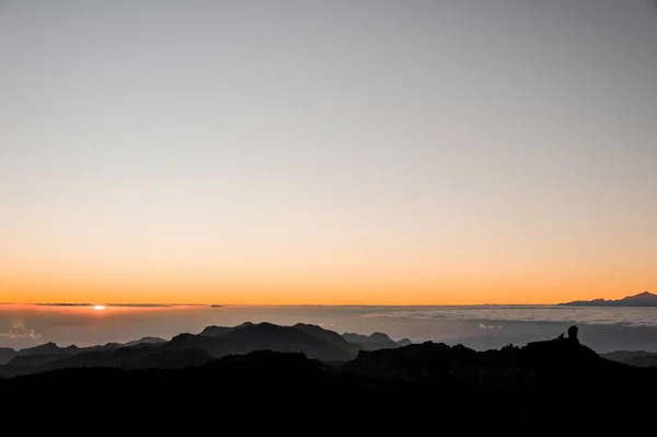 Gran Canaria, Hiszpania - 6 listopada 2018: Piękny wschód słońca widok z góry Roque Nublo wśród gęste chmury i jasne słońce — Zdjęcie stockowe