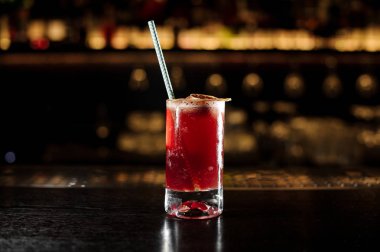 Ağızlıklı bardak kokteyl bir kurutulmuş portakal ile dekore edilmiştir.