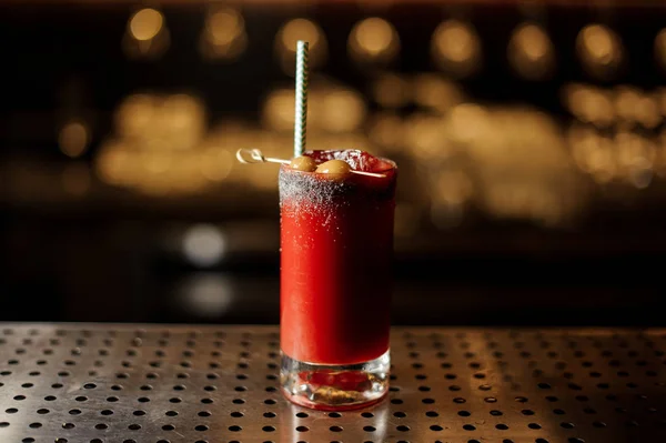 Bloody Mary cocktail i dekorativa glas med oliver och tubuli — Stockfoto