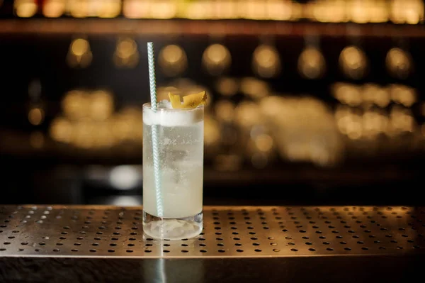 Cocktail Gin Fizz avec tubule dans le verre décoratif — Photo