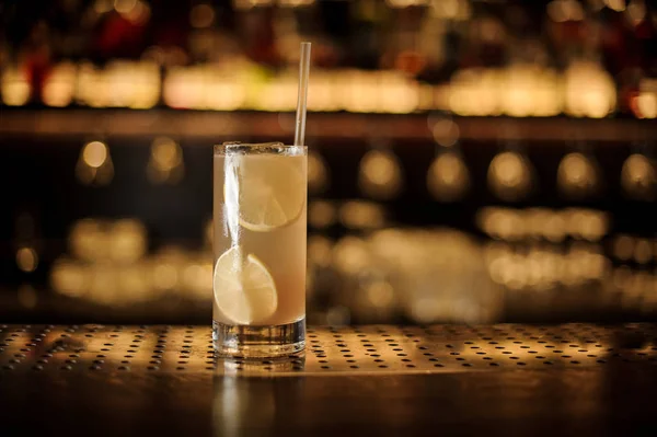 Verre d'un cocktail à la limonade sur le comptoir du bar en bois — Photo