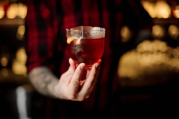 Cantinero Profesional Sirviendo Vaso Cóctel Vieux Carre Con Gran Cubo — Foto de Stock