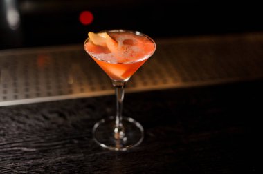 Zarif kokteyl bardak tatlı ve lezzetli portakal suyu ile dolu