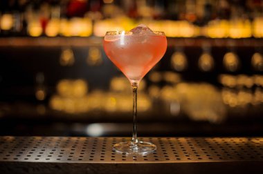 Taze tatlı kokteyl ile zarif kokteyl cam