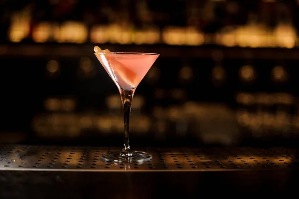 Elegante cocktailglas gevuld met zoete en lekkere roze drinken — Stockfoto
