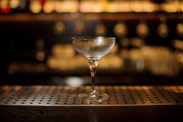 Элегантный пустой коктейльный бокал для алкоголя — стоковое фото