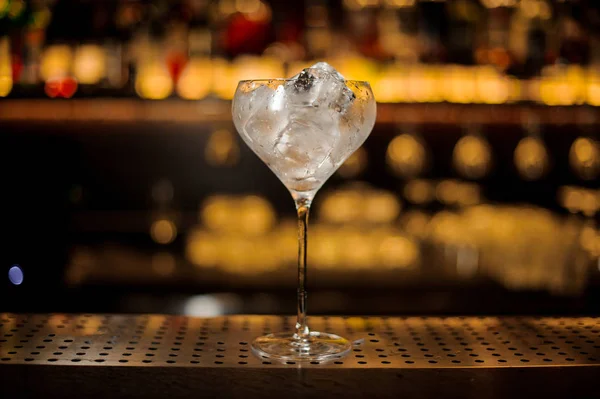 Elegante cocktailglas gevuld met ijsblokjes — Stockfoto