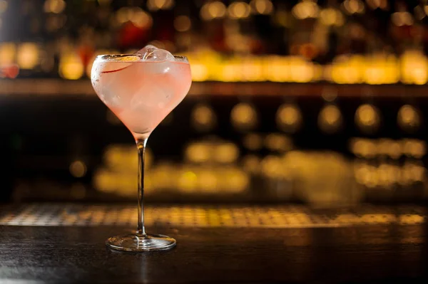 Cocktailglas met elegante en lekkere verse zoete cocktail — Stockfoto