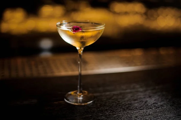Elegante bicchiere da cocktail riempito con gustosa bevanda dolce decorata con bocciolo di rosa — Foto Stock